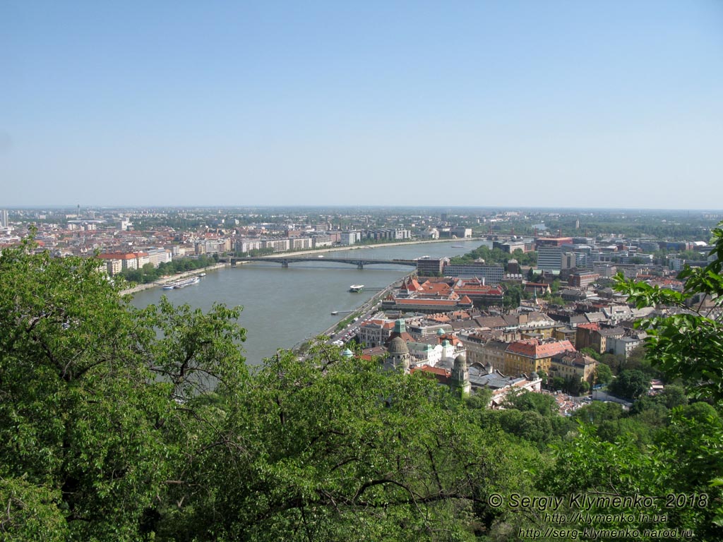 Будапешт (Budapest), Венгрия (Magyarország). Фото. Буда. Вид на Дунай и Пешт с холма Геллерт (Gellért-hegy) от Цитадели (Citadella).