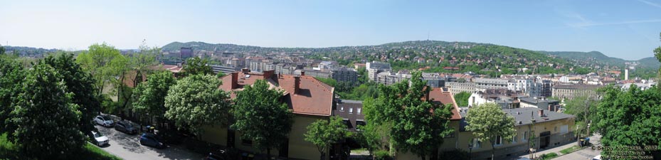 Будапешт (Budapest), Венгрия (Magyarország). Фото. Квартал Будайской крепости (Budai Várnegyed), вид на Буду с Замковой Горы (с Tóth Árpád sétány). Панорама ~160°.