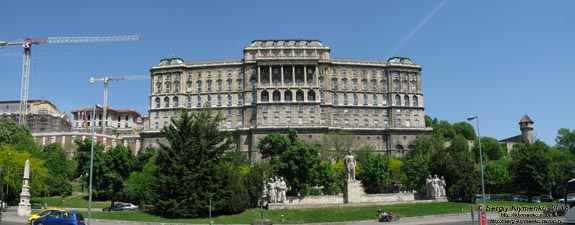 Будапешт (Budapest), Венгрия (Magyarország). Фото. Королевский дворец (Budavári Palota), крыло Krisztinaváros (Марии Кристины, герцогини Тешенской), вид с площади Dózsa György tér. Панорама ~90°.