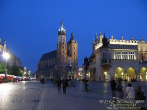 Фото Кракова. Старый Город вечером. Площадь Главный Рынок (Rynek Główny) и Мариацкий костёл - Церковь Успения Пресвятой Богородицы (Kościół Mariacki).