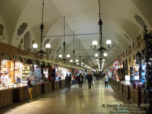 Фото Кракова. Старый Город вечером. Сукенницы (Суконные ряды) изнутри.