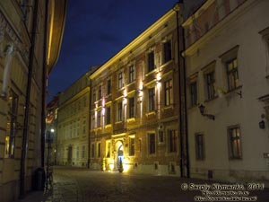 Фото Кракова. Старый Город вечером. Улица Каноничная (Ulica Kanoniczna wieczorem). Вид со стороны Вавеля.