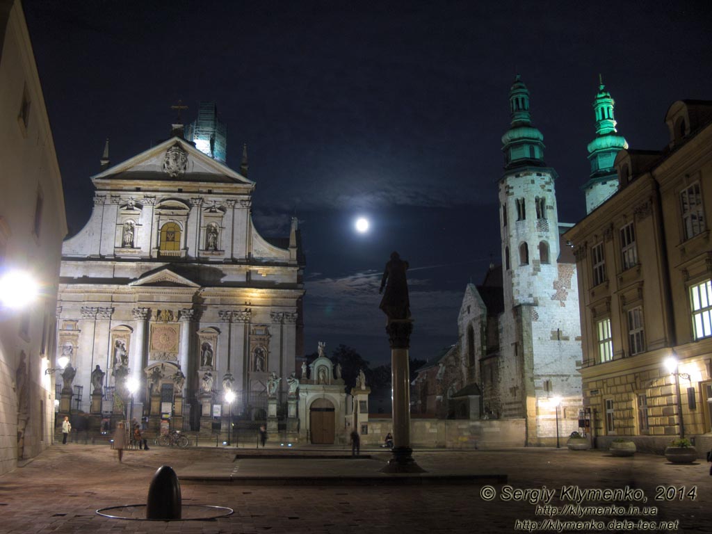 Фото Кракова. Старый Город вечером. Костёл св. Петра и Павла (слева) и костёл св. Андрея (справа). Вид с площади Марии Магдалины.