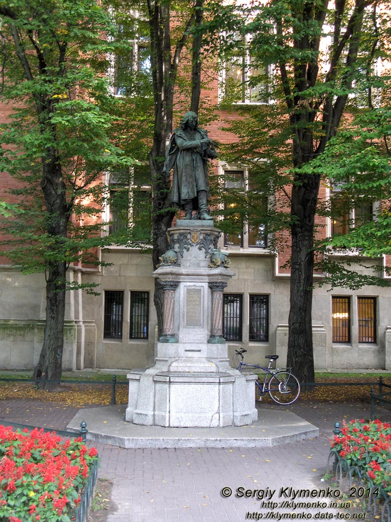 Фото Кракова. Старый Город. Памятник Николаю Копернику (Pomnik Mikołaja Kopernika) на Плантах в начале улицы Голубя (ul. Gołębia).