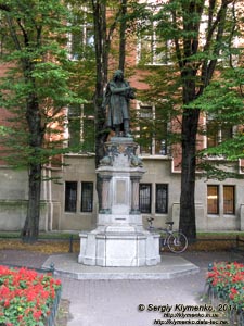 Фото Кракова. Старый Город. Памятник Николаю Копернику (Pomnik Mikołaja Kopernika) на Плантах в начале улицы Голубя (ul. Gołębia).