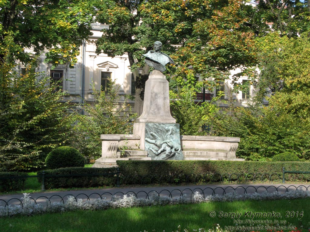 Фото Кракова. Старый Город. Памятник Артуру Гротгеру (Pomnik Artura Grottgera) на Плантах (Planty).