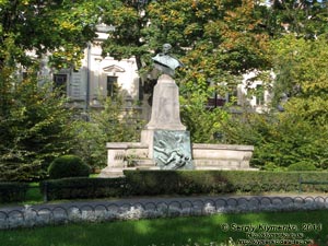 Фото Кракова. Старый Город. Памятник Артуру Гротгеру (Pomnik Artura Grottgera) на Плантах (Planty).