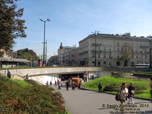 Фото Кракова. Переход от Старого Города (Stare Miasto) к Главному железнодорожному вокзалу (Dworzec Glówny)
под площадью на пересечении улиц Basztowa, Westerplatte, Lubicz, Pawia.