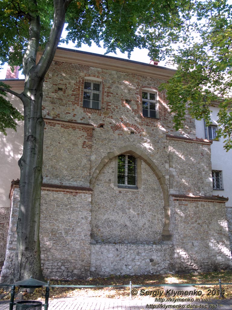 Фото Кракова. Старый Город. Остатки бывших ворот Резников (Brama Rzeźników na Gródku) в стенах монастыря доминиканок (klasztor Dominikanek).