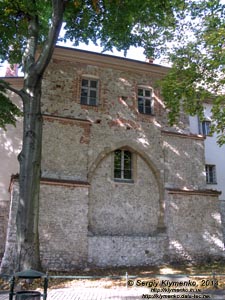 Фото Кракова. Старый Город. Остатки бывших ворот Резников (Brama Rzeźników na Gródku) в стенах монастыря доминиканок (klasztor Dominikanek).