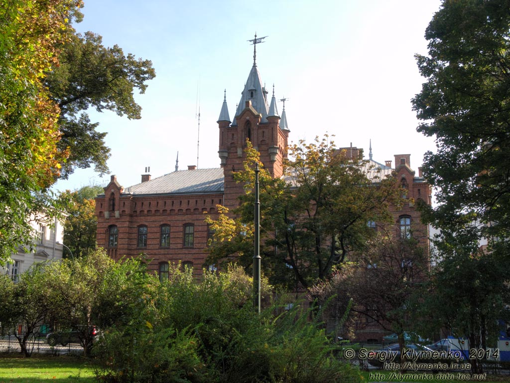 Фото Кракова. Пожарная станция (Strażnica pożarnicza w Krakowie), вид с Плантов (Planty krakowskie).