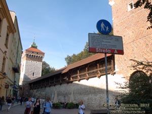 Фото Кракова. Старый Город. Флорианские ворота (Brama Floriańska w Krakowie) и часть городских защитных стен. Вид с улицы Пиаристская (Ulica Pijarska).