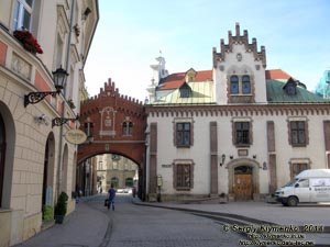 Фото Кракова. Старый Город. Бывший Городской Арсенал (Arsenał Miejski w Krakowie), ныне офис Фонда князей Чарторыйских (Biuro Fundacji Książąt Czartoryskich).
Вид с улицы Пиаристская (Ulica Pijarska).
