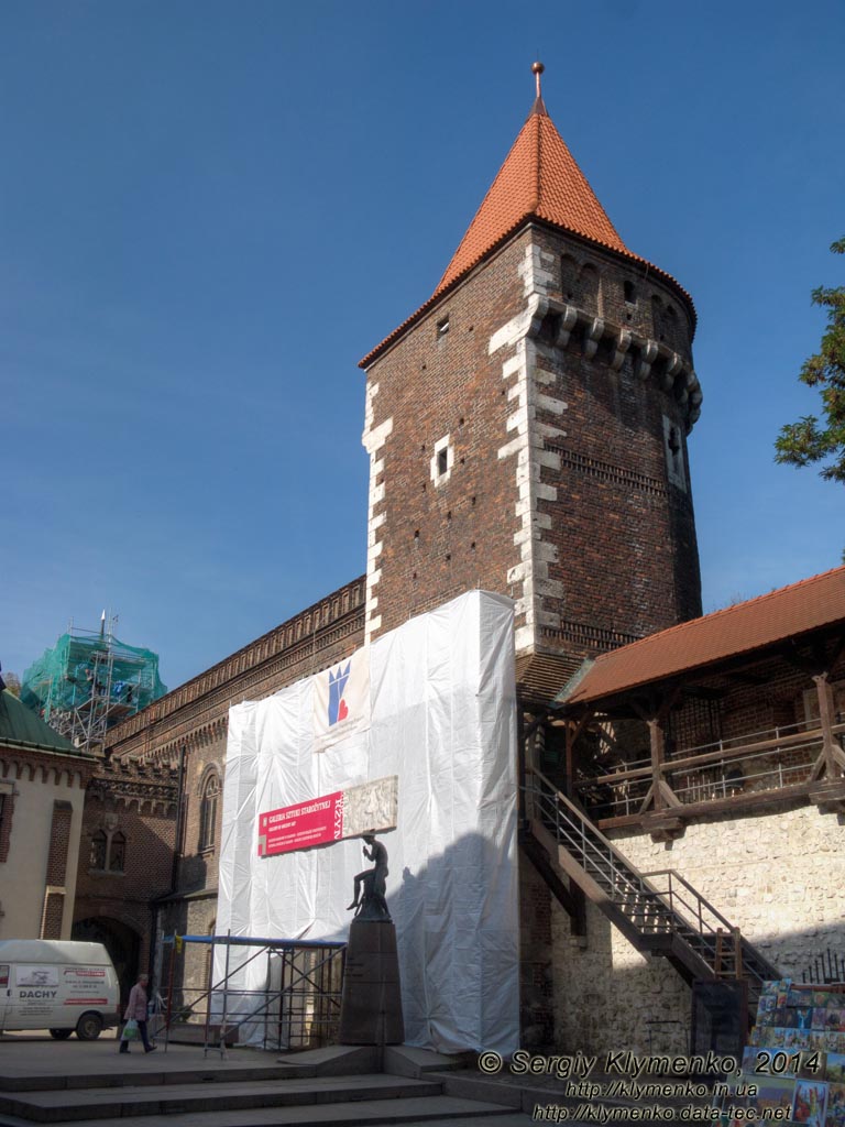 Фото Кракова. Старый Город. Башня Столяров (Baszta Stolarska, Baszta Stolarzy i Powroźników). Вид с улицы Пиаристская (Ulica Pijarska).
