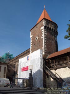 Фото Кракова. Старый Город. Башня Столяров (Baszta Stolarska, Baszta Stolarzy i Powroźników). Вид с улицы Пиаристская (Ulica Pijarska).