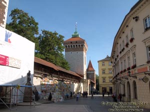 Фото Кракова. Старый Город. Флорианские ворота (Brama Floriańska w Krakowie) и часть городских защитных стен. Вид с улицы Пиаристская (Ulica Pijarska).