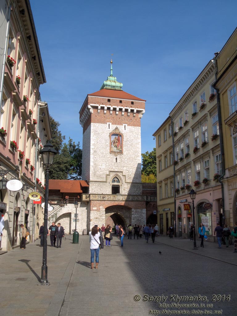 Фото Кракова. Старый Город. Флорианские ворота (Brama Floriańska w Krakowie). Вид с улицы Флорианская (Ulica Floriańska).