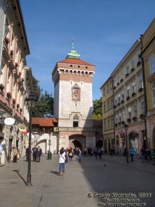 Фото Кракова. Старый Город. Флорианские ворота (Brama Floriańska w Krakowie). Вид с улицы Флорианская (Ulica Floriańska).