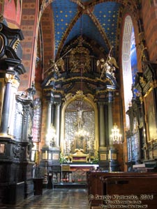 Фото Кракова. Старый Город. Мариацкая Базилика - Церковь Успения Пресвятой Богородицы (Kościół Mariacki).
Каменная статуя Распятия Иисуса на кресте (1496 год, скульптор Вит Ствош).