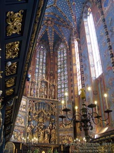 Фото Кракова. Старый Город. Мариацкая Базилика - Церковь Успения Пресвятой Богородицы (Kościół Mariacki). Пресвитерий с алтарём работы Вита Ствоша.