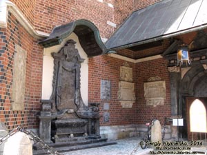 Фото Кракова. Старый Город. Костёл Святой Варвары (Kościół św. Barbary). Фрагмент фасада.