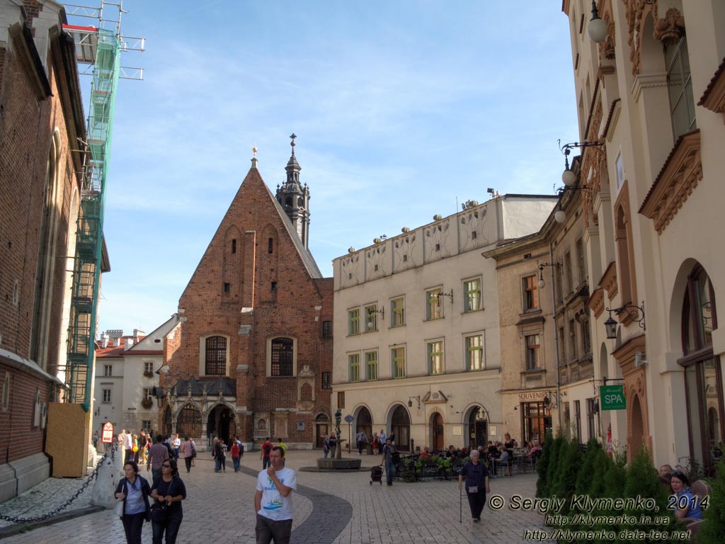 Фото Кракова. Старый Город. Мариацкая площадь (Plac Mariacki) и костёл Святой Варвары (Kościół św. Barbary).