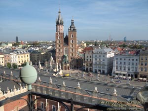 Фото Кракова. Старый Город. Вид с башни ратуши (Wieża ratuszowa w Krakowie) на восток - на Мариацкий костёл (Kościół Mariacki).