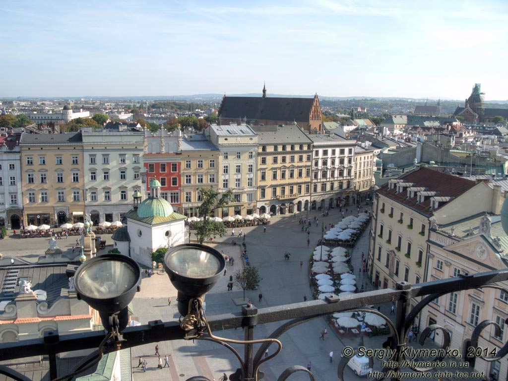 Фото Кракова. Старый Город. Вид с башни ратуши (Wieża ratuszowa w Krakowie) на юго-восток -
на костёл Святого Войцеха (Kościół św. Wojciecha) и улицу Гродська (Ulica Grodzka).