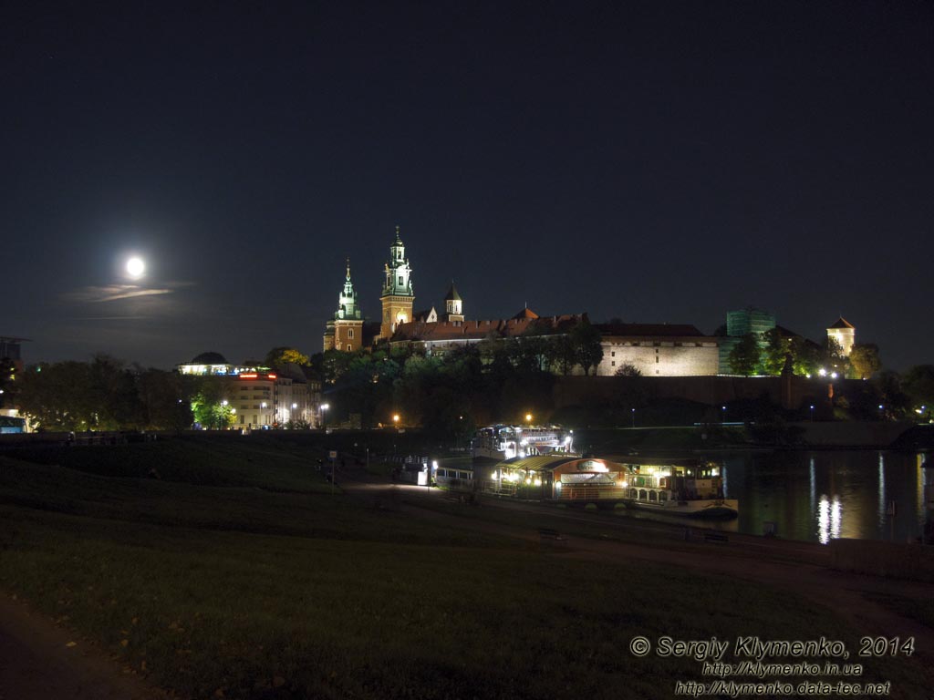 Фото Кракова. Королевский замок на Вавеле (Wawel) вечером. Вид со стороны Вислы (Wisła).