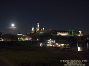 Фото Кракова. Королевский замок на Вавеле (Wawel) вечером. Вид со стороны Вислы (Wisła).