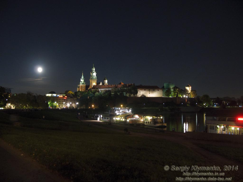 Фото Кракова. Королевский замок на Вавеле (Wawel) вечером. Вид со стороны Вислы (Wisła).