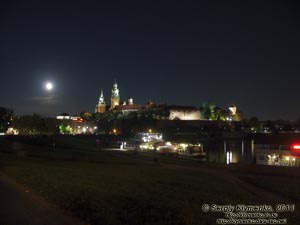 Фото Кракова. Королевский замок на Вавеле (Wawel) вечером. Вид со стороны Вислы (Wisła).