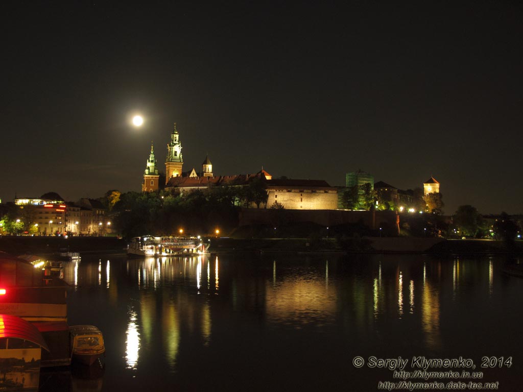 Фото Кракова. Королевский замок на Вавеле (Wawel) вечером. Вид со стороны Вислы (Wisła).