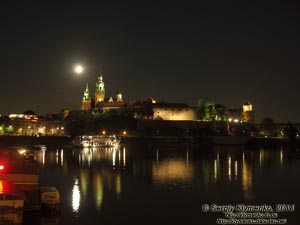 Фото Кракова. Королевский замок на Вавеле (Wawel) вечером. Вид со стороны Вислы (Wisła).