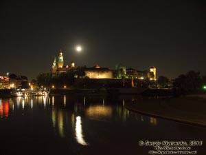 Фото Кракова. Королевский замок на Вавеле (Wawel) вечером. Вид со стороны Вислы (Wisła).