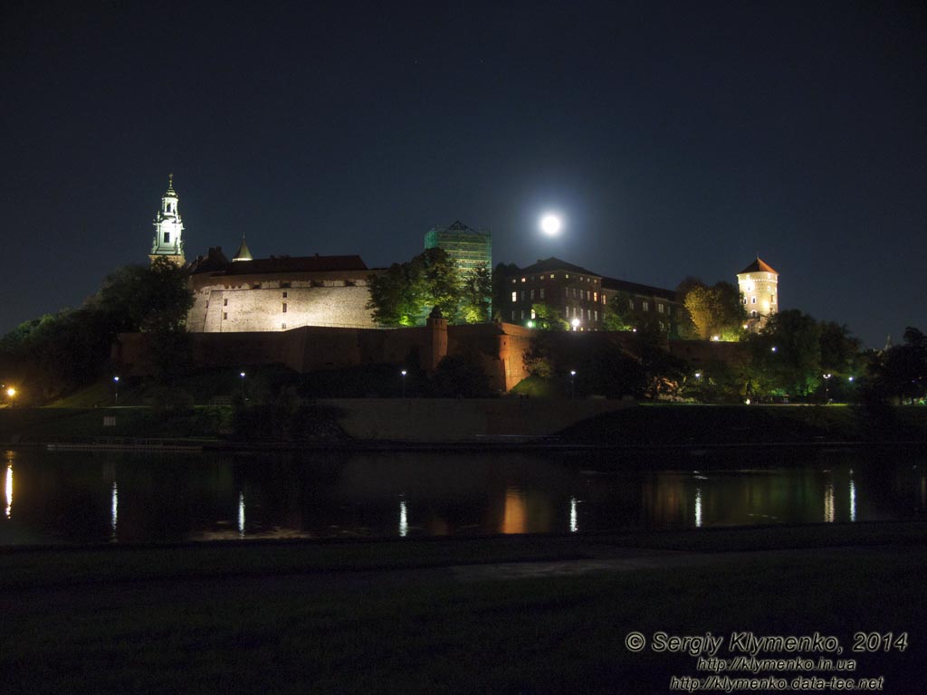 Фото Кракова. Королевский замок на Вавеле (Wawel) вечером. Вид со стороны Вислы (Wisła).