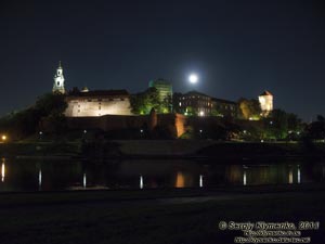Фото Кракова. Королевский замок на Вавеле (Wawel) вечером. Вид со стороны Вислы (Wisła).