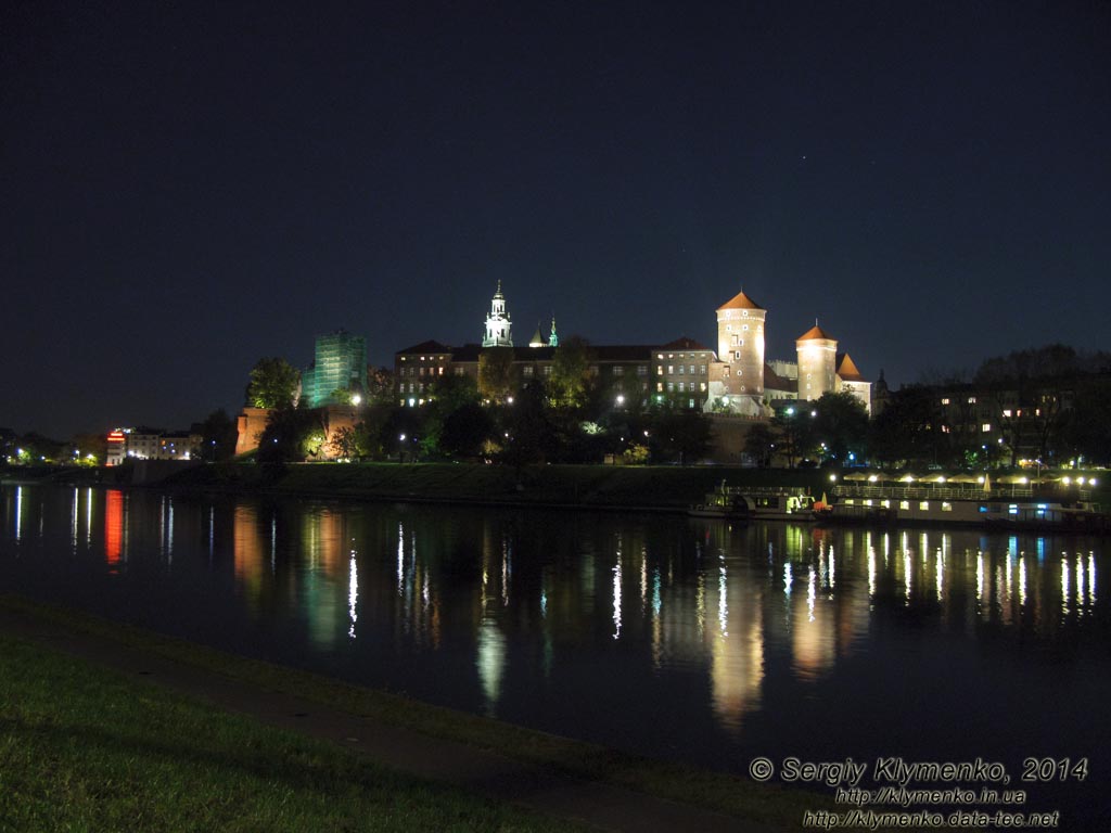 Фото Кракова. Королевский замок на Вавеле (Wawel) вечером. Вид со стороны Вислы (Wisła).