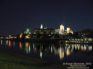 Фото Кракова. Королевский замок на Вавеле (Wawel) вечером. Вид со стороны Вислы (Wisła).