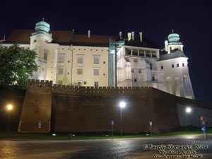 Фото Кракова. Королевский замок на Вавеле (Wawel) вечером. Вид с улицы Святого Эгидия (ulica Świętego Idziego).