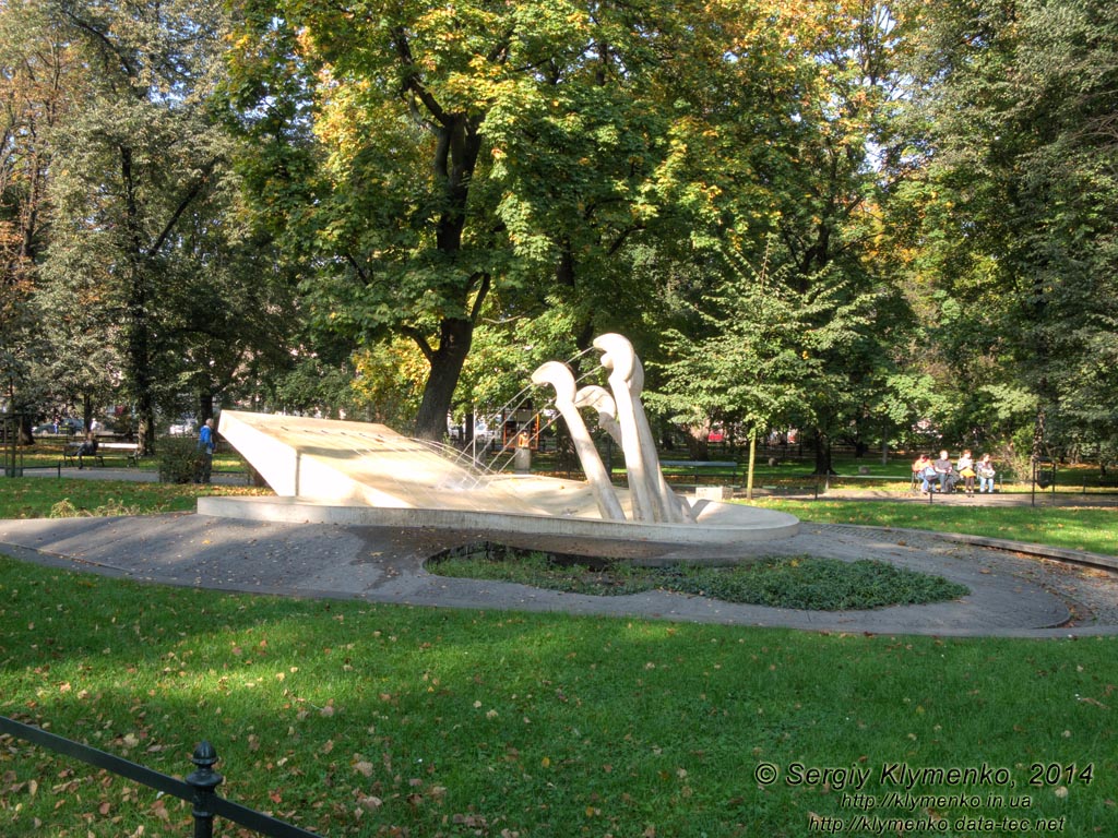 Фото Кракова. Старый Город. Памятник-фонтан «Фортепиано Фредерика Шопена» (Fontanna Fortepian Chopina) на Плантах (Planty).