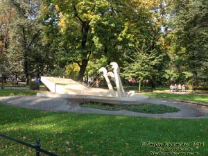Фото Кракова. Старый Город. Памятник-фонтан «Фортепиано Фредерика Шопена» (Fontanna Fortepian Chopina) на Плантах (Planty).