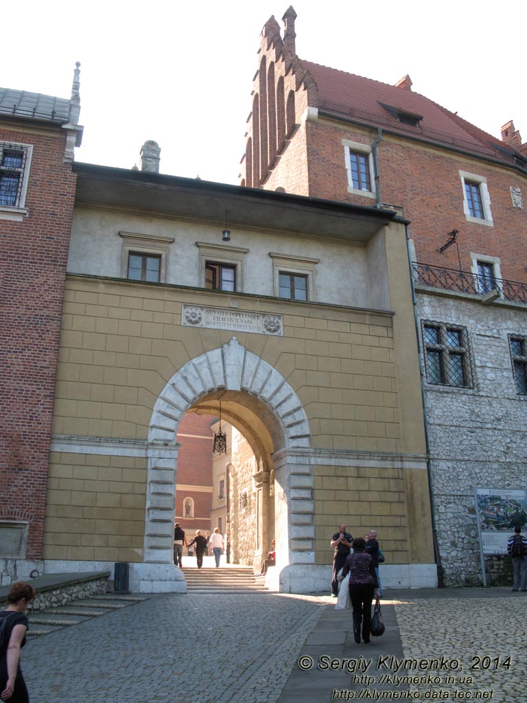 Фото Кракова. Вавель (Wawel). Ворота Вазов (Brama Wazów), вид с северной стороны (извне замка).