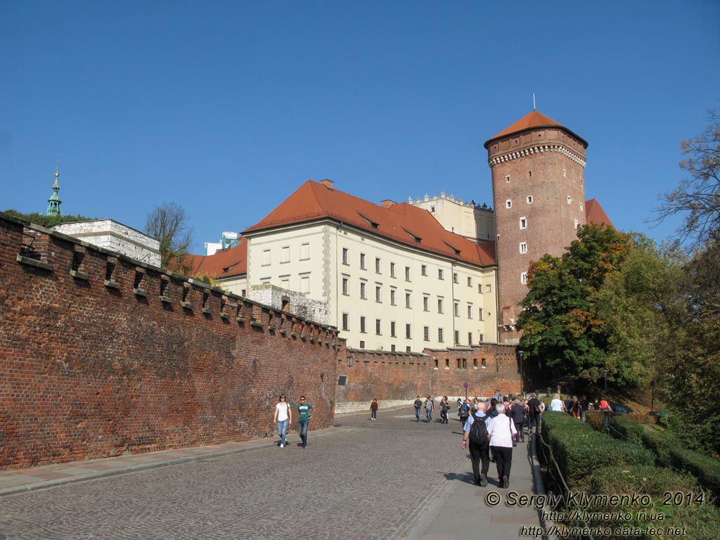 Фото Кракова. Вавель (Wawel). Сенаторская башня или Любранка (Baszta Senatorska, Lubranką), вид с дороги к замку (с юго-запада).