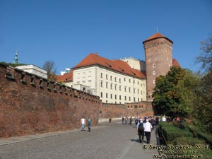 Фото Кракова. Вавель (Wawel). Сенаторская башня или Любранка (Baszta Senatorska, Lubranką), вид с дороги к замку (с юго-запада).