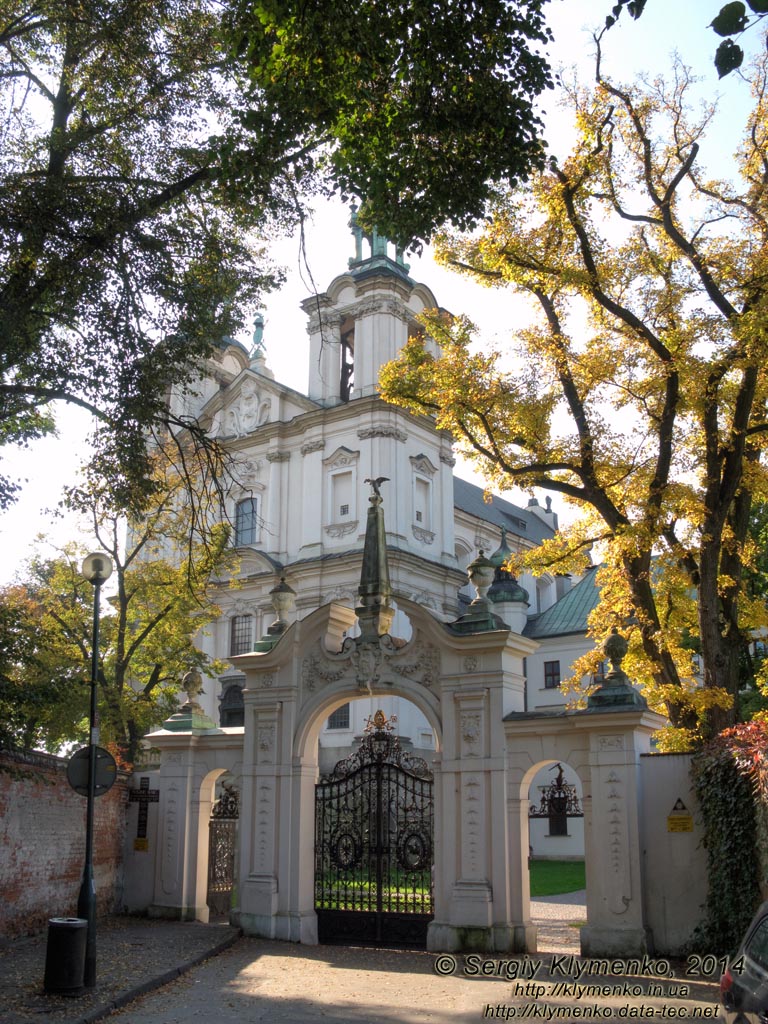 Фото Кракова. Скалка (Skałką). Костёл и монастырь Ордена Отцов Паулинов на Скалке. Восточные ворота монастыря, которые выводят к улице Скалечная (Skałeczna).