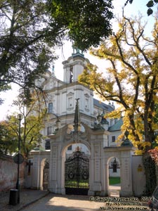 Фото Кракова. Скалка (Skałką). Костёл и монастырь Ордена Отцов Паулинов на Скалке. Восточные ворота монастыря, которые выводят к улице Скалечная (Skałeczna).