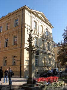 Фото Кракова. Старый Город. Статуя Пресвятой Девы Марии Любящей (Figura Matki Bożej Łaskawej) на Плантах (в начале улицы Ягеллонская).