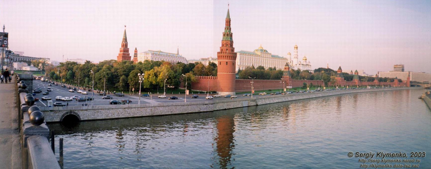 Фото Москвы. Вокруг Московского Кремля. Вид на Кремль и Кремлевскую набережную со стороны р. Москва (с Большого Каменного моста).