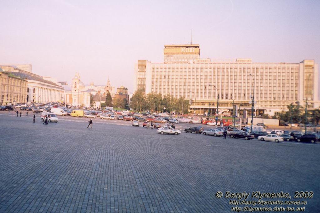 Фото Москвы. Вокруг Московского Кремля. Вид на гостиницу "Росія" з Василівського узвозу (собор Покрова на Рву слева; Кремль - за спиной).